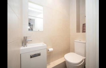 Spacious Chessington home with parking & garden - Photo 25