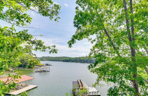 Upscale Getaway on Smith Lake with Boat Dock - Foto 6