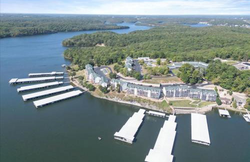 Lakefront Osage Beach Condo + Workspace w/ Pool Views - Foto 52