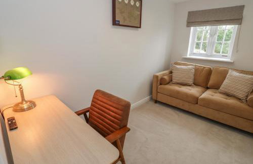 Silverstone Paddock Retreat - Photo 9