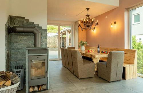 Spacious Home Sauna Hot Tub Pool Patio BBQ - Photo 10