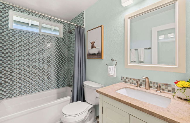 Spacious Retreat w Modern Decor and Private Yard - Photo 42