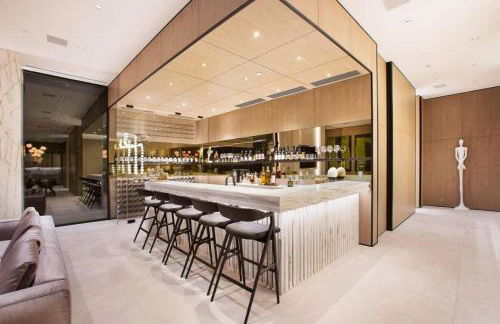 Ultra-Luxurious BH Estate with Pool, Theatre, Views - Foto 48