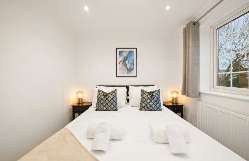 4 Bed House in Maidenhead, by ARP Homes, Driveway & Big Private Patio, Perfect Location for Business and Family Stays - Foto 12