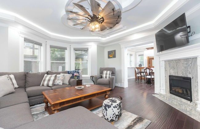 4 BDR Lake Geneva Estate Across From Beach! - Foto 1