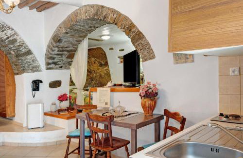 Maria in the castle Kea - Photo 6