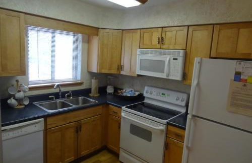 C16, Two bedroom, two bath, log-sided Harbor North luxury cottage with hot tub, cottage - Foto 6