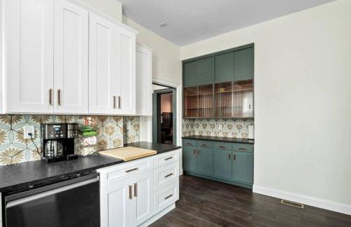 Luxury Living: Grand 7BR/5BA near Everything - Photo 12