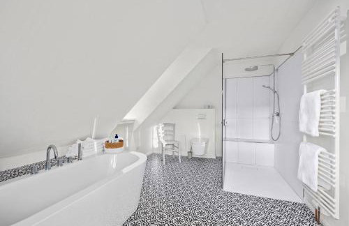 GUT KLETKAMP "Försterei" - Freistehendes Backsteinhaus mit 4 Schlafzimmern ruhig am Waldrand gelegen I Kamin I Garten & Terrasse I 15 Min zur Ostsee I 3 Bäder I Küche I Parkplatz I WLAN - Foto 11