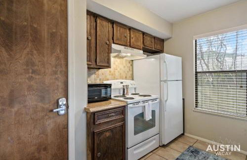 Walk to Zilker Patio w a View Elevated Balcony - Photo 17