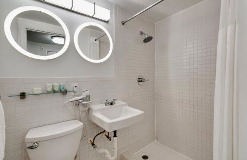 Best location by the Beach ! Free WiFi - TV - All amenities - Foto 30