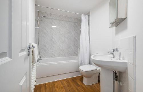 Our latest stunning property by Our Home Short Stays free parking super fast WiFi large back garden and crisp hotel white linen - Foto 10