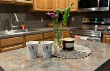 Pocono Hideout Family Home with Hot Tub Deck Sunroom Pool Big Bass Lake Larsen Lake Gouldsboro Clifton Township - Foto 14