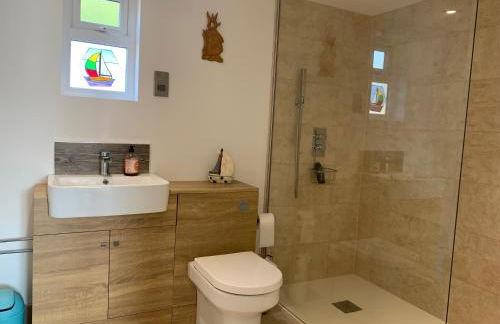 Self contained annex with bedroom bathroom sitting room and kitchenette - Photo 10