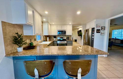 Epic Views, Huge House, Acres of J-Trees to explore, Hot Tub, Pool, AC, and Mini-Golf - Foto 27