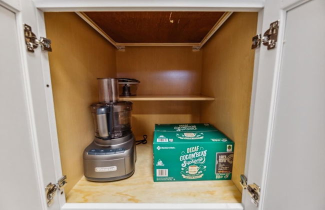 Stylish 1 BR Apartment w Movie Theater - Photo 15