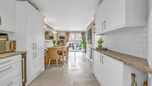 Stylish 3 bedroom townhouse for 5 guests, set in the medieval grid with off street parking - Foto 2