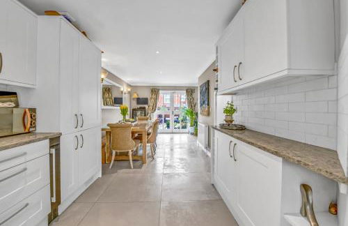 Stylish 3 bedroom townhouse for 5 guests, set in the medieval grid with off street parking - Foto 2