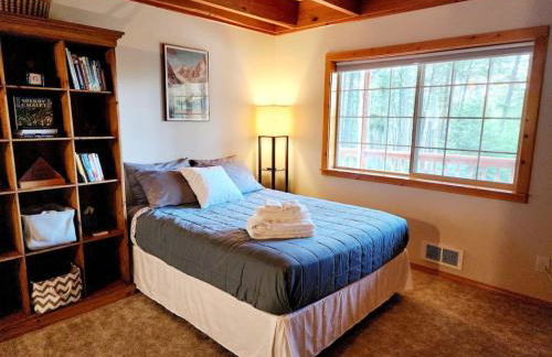 Blacktail Cabin Hideaway with hot tub - Foto 16