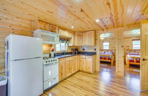 Lakefront Cabin with Dock, Fire Pits in Danbury! - Foto 9