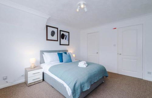 4BR Home for 8, Full Kitchen, Parking, WiFi in Northwich - Photo 62