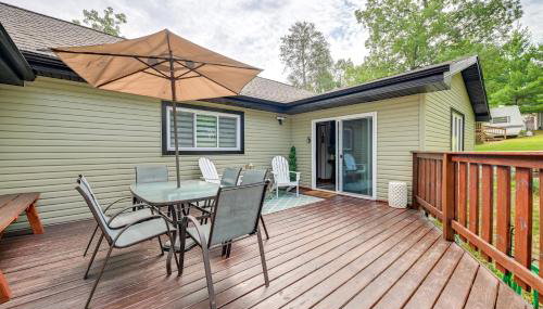 Private Hot Tub, Deck! Group Getaway in Friendship - Foto 3