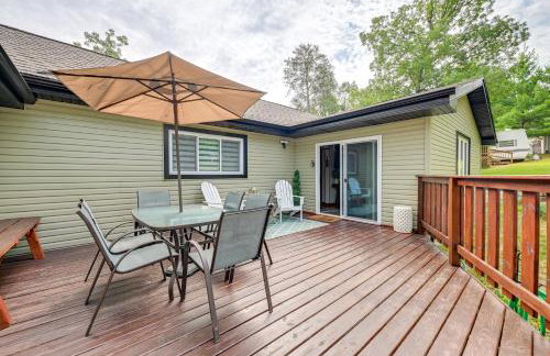 Private Hot Tub, Deck! Group Getaway in Friendship - Foto 3