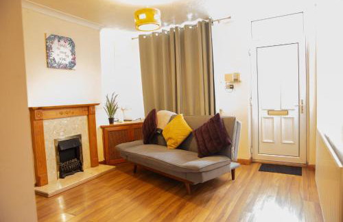 Mansfield House - Sleeps 10, Free Parking, WiFi - Weekly & Monthly Stay Deals! - Foto 1