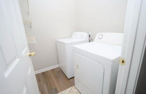 Modern Two BR Townhome, Workspace, Free Parking and Wi-Fi - Foto 7