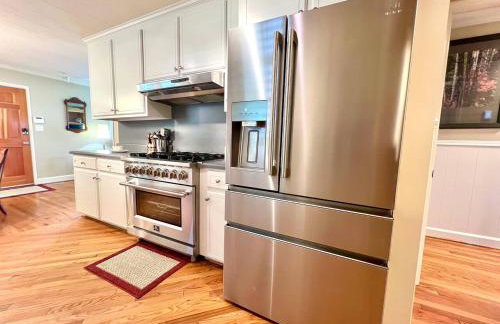 Secluded Farmhouse Retreat - Groups & Pets Okay! - Photo 2