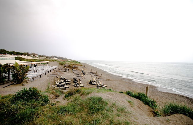 Suitur beachfront duplex with pool and sea views - Photo 43