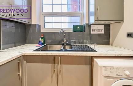Newly Refurbished Spacious Serviced Apartment for Contractors and Families, Free WiFi & Netflix By Redwood Stays - Foto 13