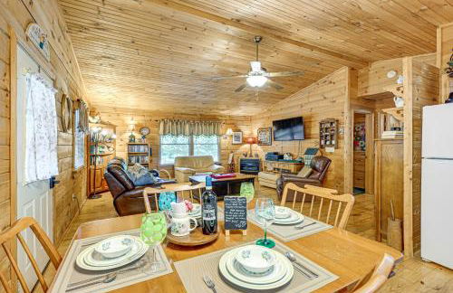 11 Mi to Dtwn Franklin Cabin with Porch! - Foto 7