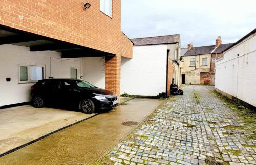 Apartment 4 - striking, 2 bedroom luxury apartment - close to town, mainline rail & theatre - Photo 21