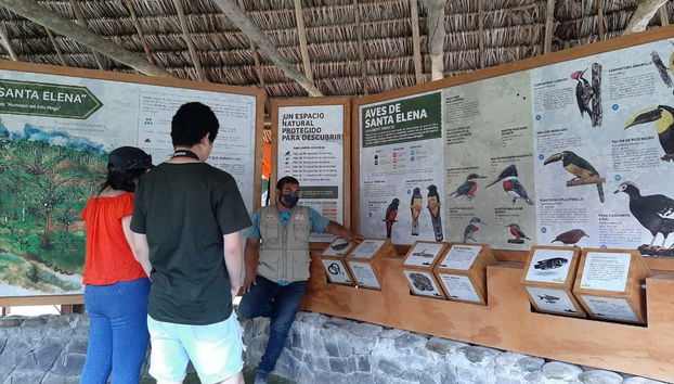 Escutando as explicações do guia