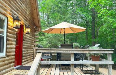 Stylish Forest Lodge with Large Hot Tub, Firepit and Fireplace minutes to Gore Mountain - Foto 54
