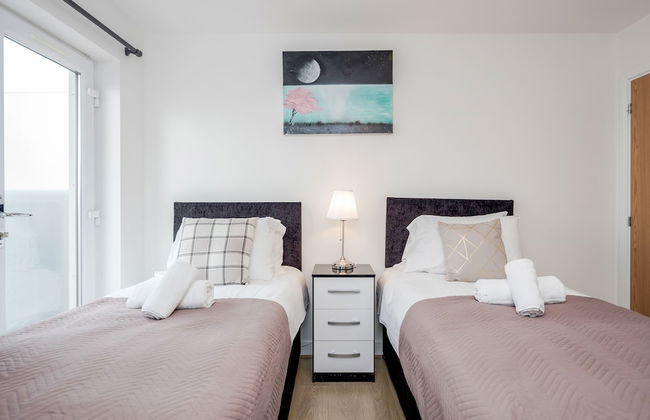 Impeccable 2-bed Apartment in Romford - Photo 5