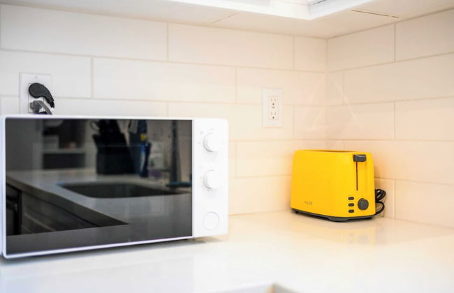 Chic Modern Retreat With Stunning Views 1360 Sqft - Photo 25