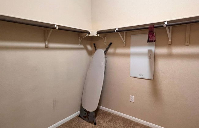 Spacious 4BR Home w Game Room Office Backyard - Foto 6