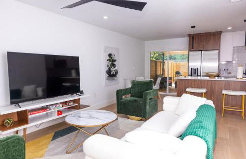 Luxe Retreat, Modern Gem with Private Backyard Oasis - Foto 9