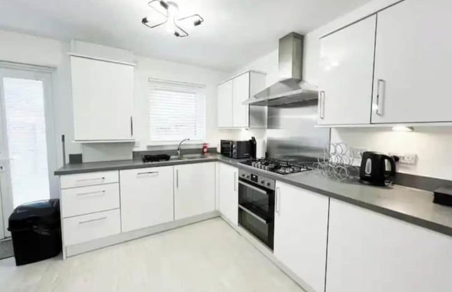 Charming 3 Bed Home in Stepps, Glasgow - Garden & Patio - Photo 39