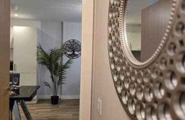 Contemporary 2-bedroom apartment with free gated parking, 2 bathrooms - for families, contractors, travellers for business and leisure - Photo 3