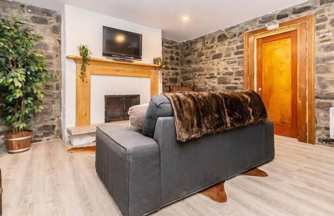 Modern Meets Rustic - 2 Bdrm Old Quebec - Photo 13