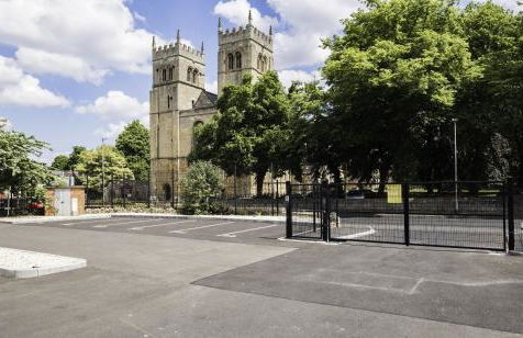 2Bed Flat-Secured Free Parking-by Holiday Homes - Photo 19