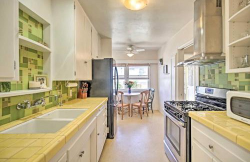 Oceanside Home with Yard - Walk to Beach and Pier - Foto 8