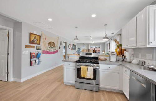 Hot Tub Fire Pit Pet Friendly Walk to Bell St - Foto 12