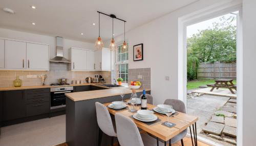 New Long Stays-4Bed-2Bath-Parking-By FabAccommodation - Foto 3, stove, pet friendly, toaster, minibar