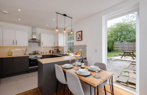 New Long Stays-4Bed-2Bath-Parking-By FabAccommodation - Foto 3