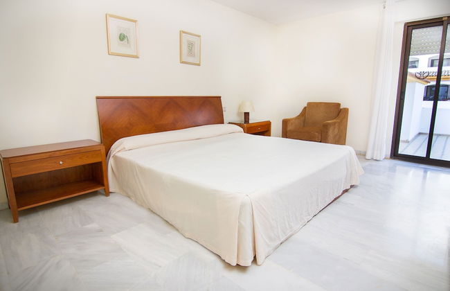 Park Plaza Suites Apartamentos - Photo 6