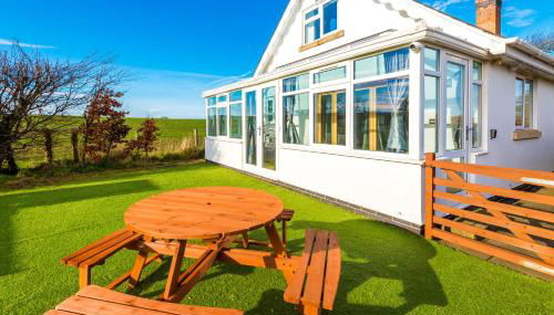"Woodlands" by Greenstay Serviced Accommodation - Luxury 3 Bed Cottage In North Wales With Stunning Countryside Views & Parking - Close To Glan Clwyd Hospital - The Perfect Choice for Contractors, Business Travellers, Families and Groups - Photo 2, Garden view